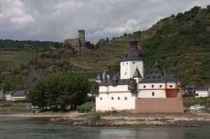 Pfalz toll-station and Gutenfels Castle