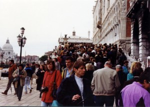 Crowd entering the Piazza San Marcos