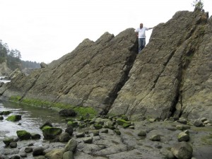 Les climbs the rocks