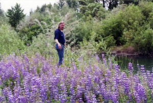 Les enjoys the flowers