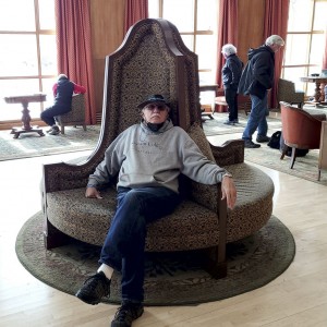 Les in the big chair