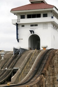 Mira Flores lock building