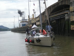 Sailboat enters the lock (MAK)