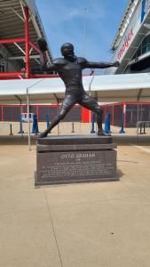 Otto Graham statue