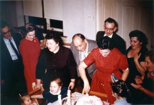 Unknown, Katherine Vaughan Kessler, Gertrude Baron Kessler, Ray Baron, Sadie Baron, Ruth Baron Simon, Mildred Baron Chernoff, kids unknown, possibly Ruth Simon's kids